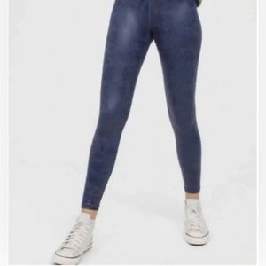 Aerie offline high waisted blue leggings in a blue crackle sheen. Flattering !!